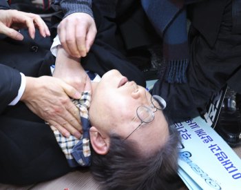 Lídra jihokorejské opozice I Če-mjonga bodl útočník do krku při návštěvě Pusanu