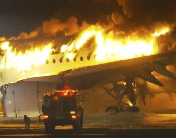 Na letišti v Tokiu po srážce vzplála letadla, zemřelo pět členů pobřežní stráže