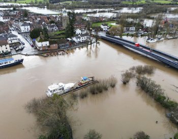 Části Británie a Francie trápí záplavy, omezily dopravu i dodávky proudu