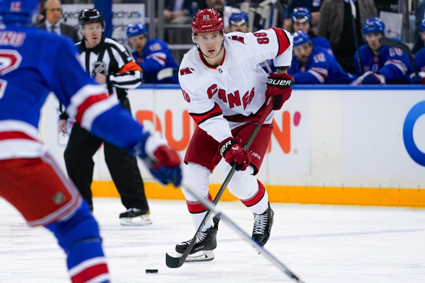 Nečas asistoval u výhry Hurricanes, Vejmelka po čtřech zápasech prohrál