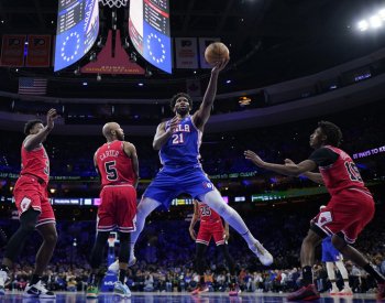 Oklahoma porazila lídra NBA Boston, Embiid při návratu předvedl triple double