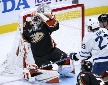 Dostál kryl v NHL 55 střel a vytvořil klubový rekord Anaheimu