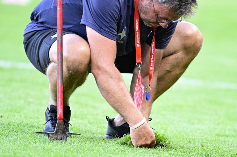 Fotbalová Slavia po necelém půlroce znovu mění trávník na stadionu v Edenu