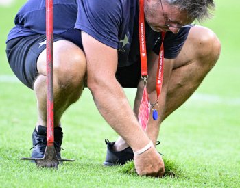 Fotbalová Slavia po necelém půlroce znovu mění trávník na stadionu v Edenu