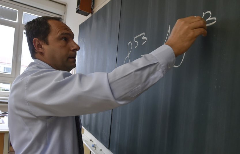 ČSÚ: Učitelé loni průměrně vydělávali asi 48.000 korun měsíčně