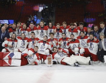 Hokejová dvacítka slaví po velkém obratu bronz na MS