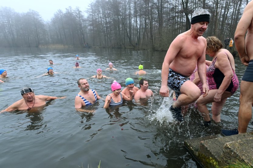 V Boreckém rybníku v Ostrově si zaplavalo přes 30 otužilců, voda měla pět stupňů