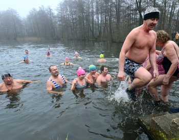 V Boreckém rybníku v Ostrově si zaplavalo přes 30 otužilců, voda měla pět stupňů