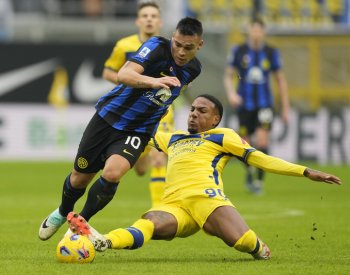 Inter Milán gólem v závěru porazil Veronu 2:1 a dále vede italskou ligu