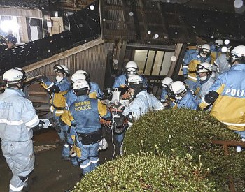 Japonští záchranáři pět dní po zemětřesení zachránili devadesátnici