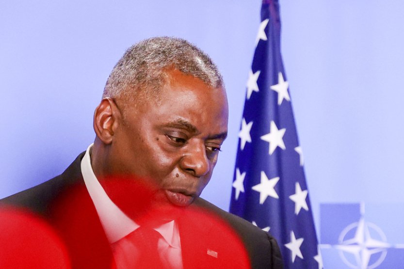 Austin uvedl, že na sebe bere zodpovědnost za tajnosti kolem své hospitalizace