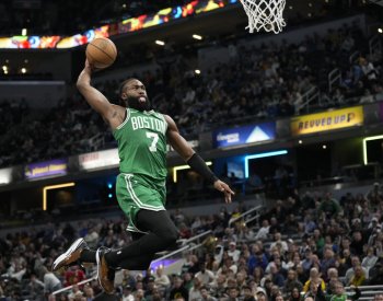 Boston porazil Indianu a navýšil vedení v NBA, Bucks a Sixers prohráli