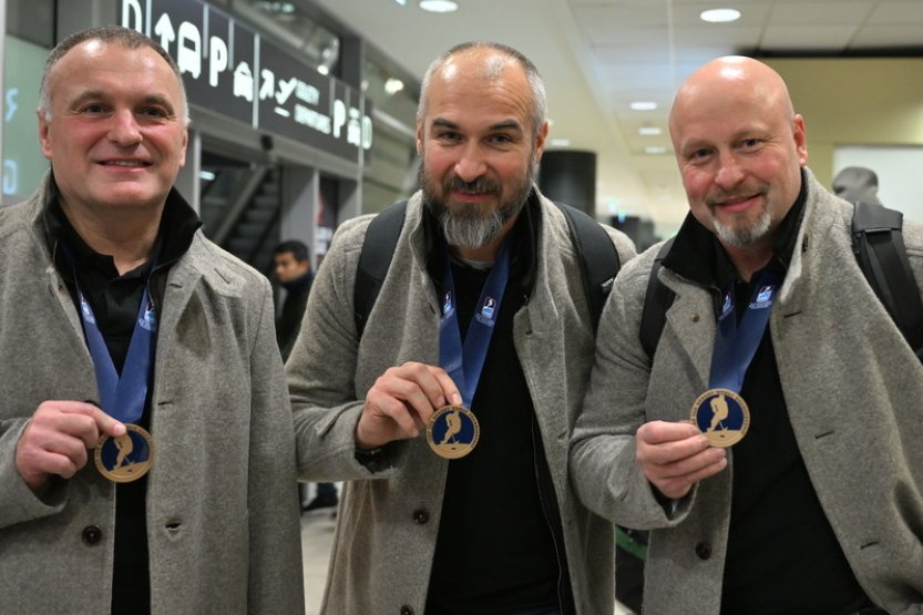 Dvacítka se vrátila domů, hráči si oslavy užili více než loni