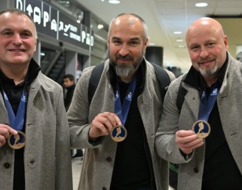 Dvacítka se vrátila domů, hráči si oslavy užili více než loni