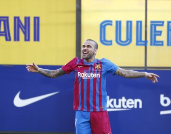 Fotbalista Alves byl formálně obviněn ze sexuálního napadení
