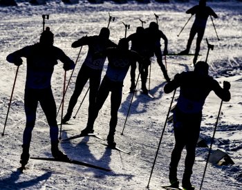 Biatlonisté byli šestí ve štafetě SP v Oberhofu, vyhráli Norové