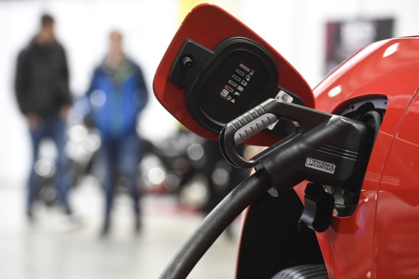 Bloomberg: Přechod k elektromobilům ohrožuje dodavatele v ČR a na Slovensku