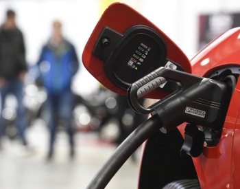 Bloomberg: Přechod k elektromobilům ohrožuje dodavatele v ČR a na Slovensku