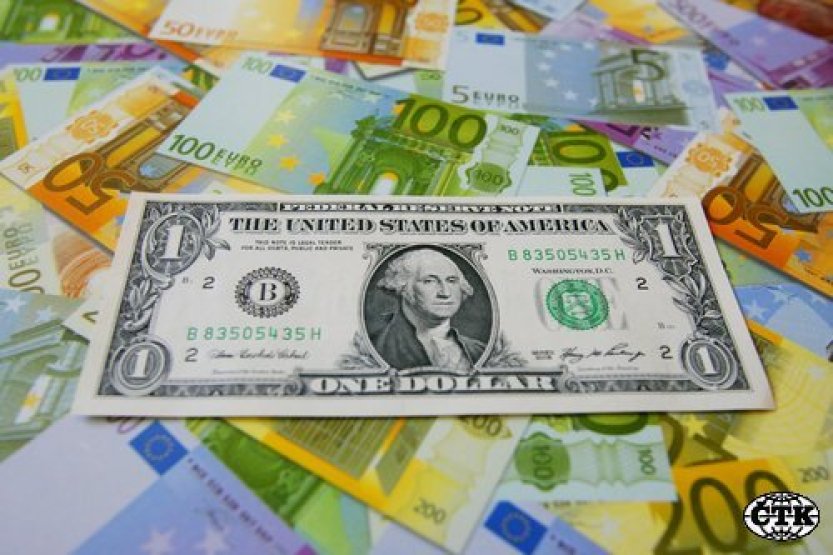 Česká koruna o haléře zpevnila k euru i vůči dolaru