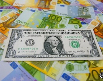 Česká koruna o haléře zpevnila k euru i vůči dolaru