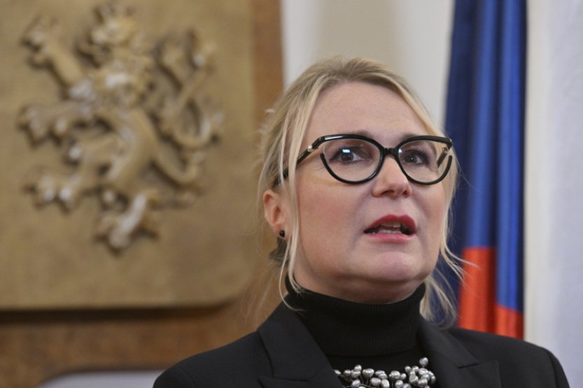 Opoziční poslanci se ve výboru usnesli, že Černochová nedostatečně informuje