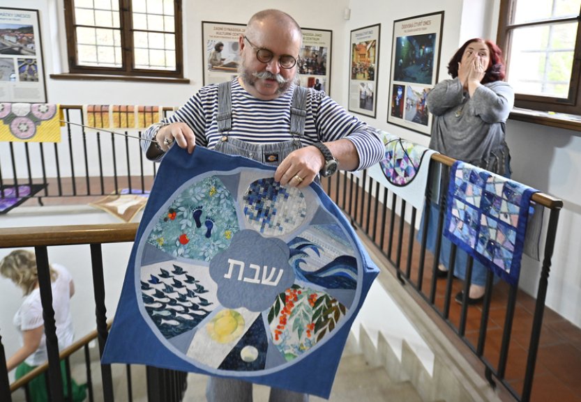 V Třebíči začala výstava patchworkových obrazů, znázorňují okna synagog