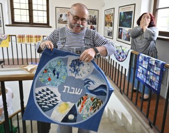 V Třebíči začala výstava patchworkových obrazů, znázorňují okna synagog