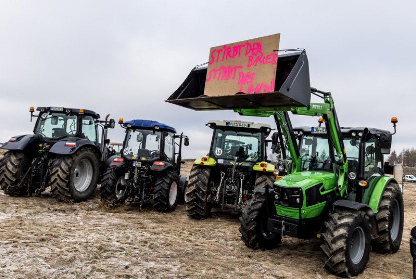 Němečtí farmáři opět zablokovali silnice a dálnice, protesty jsou ale mírnější