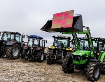 Němečtí farmáři opět zablokovali silnice a dálnice, protesty jsou ale mírnější