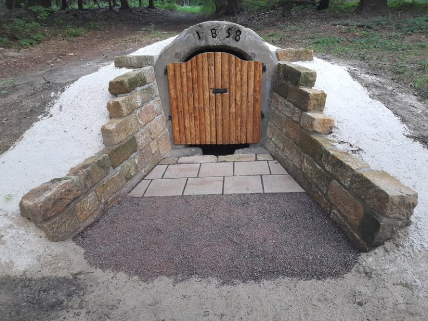 Snímek a vzpomínky německé rodačky pomohly lesníkům z Ralska obnovit studánku