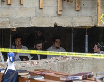 Policie v New Yorku zatkla devět lidí po potyčce kvůli tajnému tunelu v synagoze