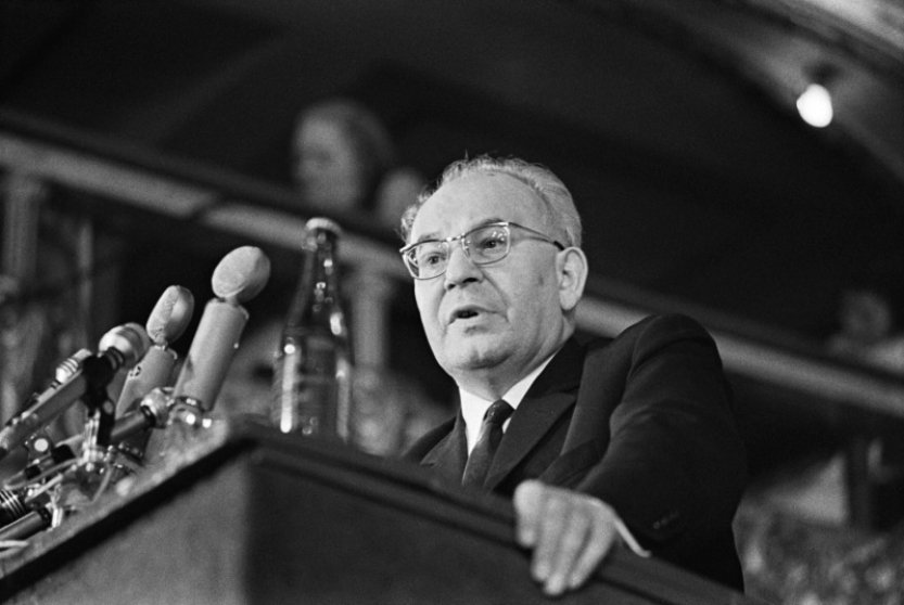 Fico a dva místopředsedové slovenské sněmovny se poklonili u Husákova hrobu