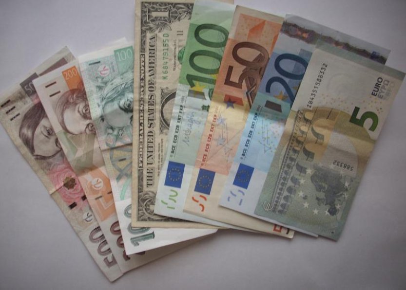 Koruna dál mírně oslabila k euru, vůči dolaru spolu s evropskou měnou zpevnila