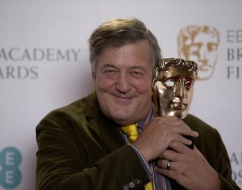 Britský herec Fry oživil debatu o zákazu medvědích čepic královské gardy