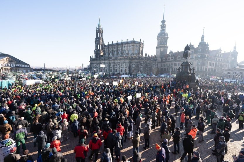 Němečtí farmáři protestují proti vládním škrtům, se zemědělci se sejde Scholz