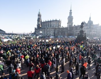 Němečtí farmáři protestují proti vládním škrtům, se zemědělci se sejde Scholz