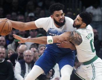 Boston v souboji nejlepších týmů NBA udolal Minnesotu v prodloužení