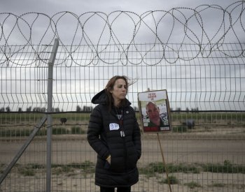 Příbuzní izraelských rukojmích ohromnými reproduktory posílali vzkazy do Gazy