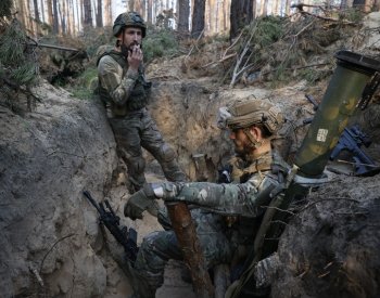 Reuters: Ukrajina přesouvá pozornost na obranu, buduje opevnění a hloubí zákopy