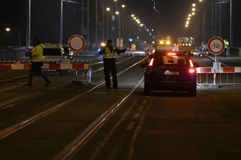 Závada uzavřela pro tramvaje Libeňský most v Praze, zřejmě ji způsobil mráz