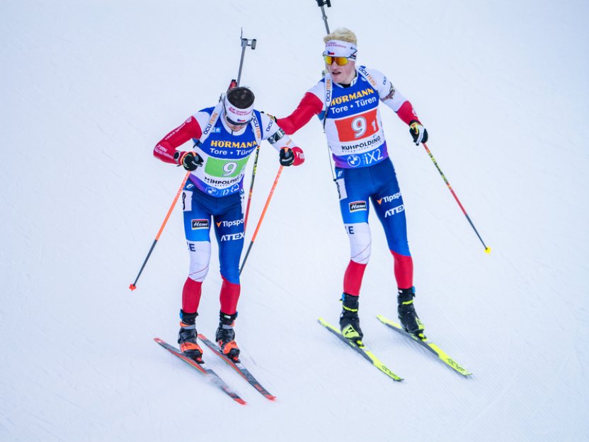 Biatlonisté byli ve štafetě v Ruhpoldingu devátí, Norové protáhli vítěznou sérii