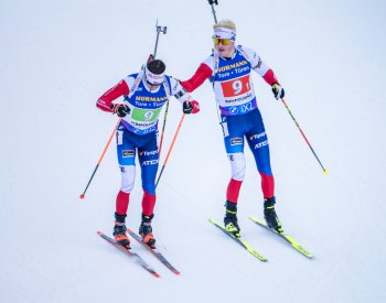 Biatlonisté byli ve štafetě v Ruhpoldingu devátí, Norové protáhli vítěznou sérii