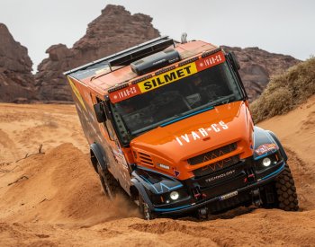 Účastníci Dakaru mají za sebou část dvoudenní etapy, Macík virtuálně vede