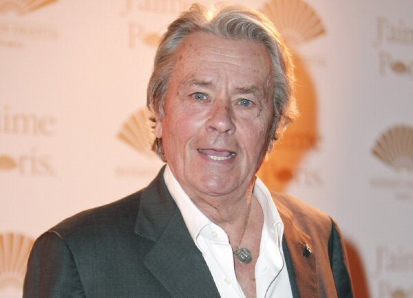 Zdravotní stav slábnoucího herce Delona zhodnotí v rodinném sporu soudní lékař