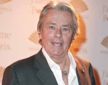 Zdravotní stav slábnoucího herce Delona zhodnotí v rodinném sporu soudní lékař