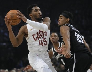 Mitchell se blýskl v utkání NBA v Paříži 45 body a Cleveland porazil Brooklyn