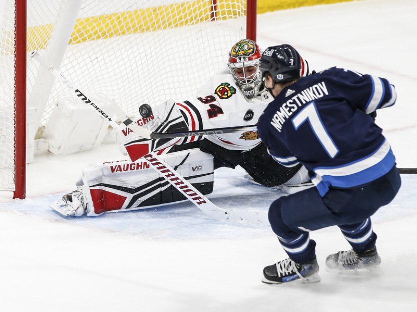 Mrázek se stal v NHL i přes prohru první hvězdou, Hronek připravil dva góly