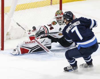 Mrázek se stal v NHL i přes prohru první hvězdou, Hronek připravil dva góly