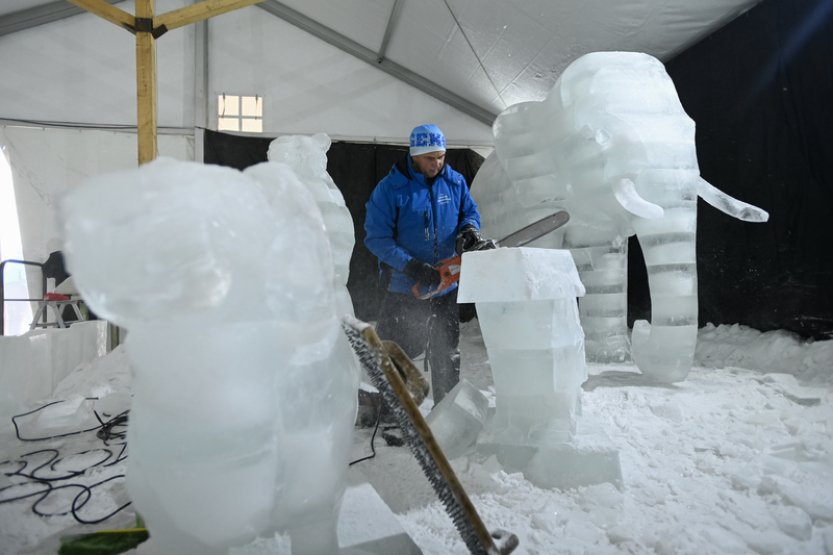 Řezbáři dokončují na Pustevnách sochy z ledu, tématem je Noemova archa
