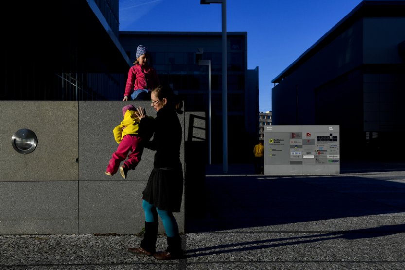 Výzkum: Za rozdíl ve výdělcích žen a mužů může ze 30 pct rodičovství